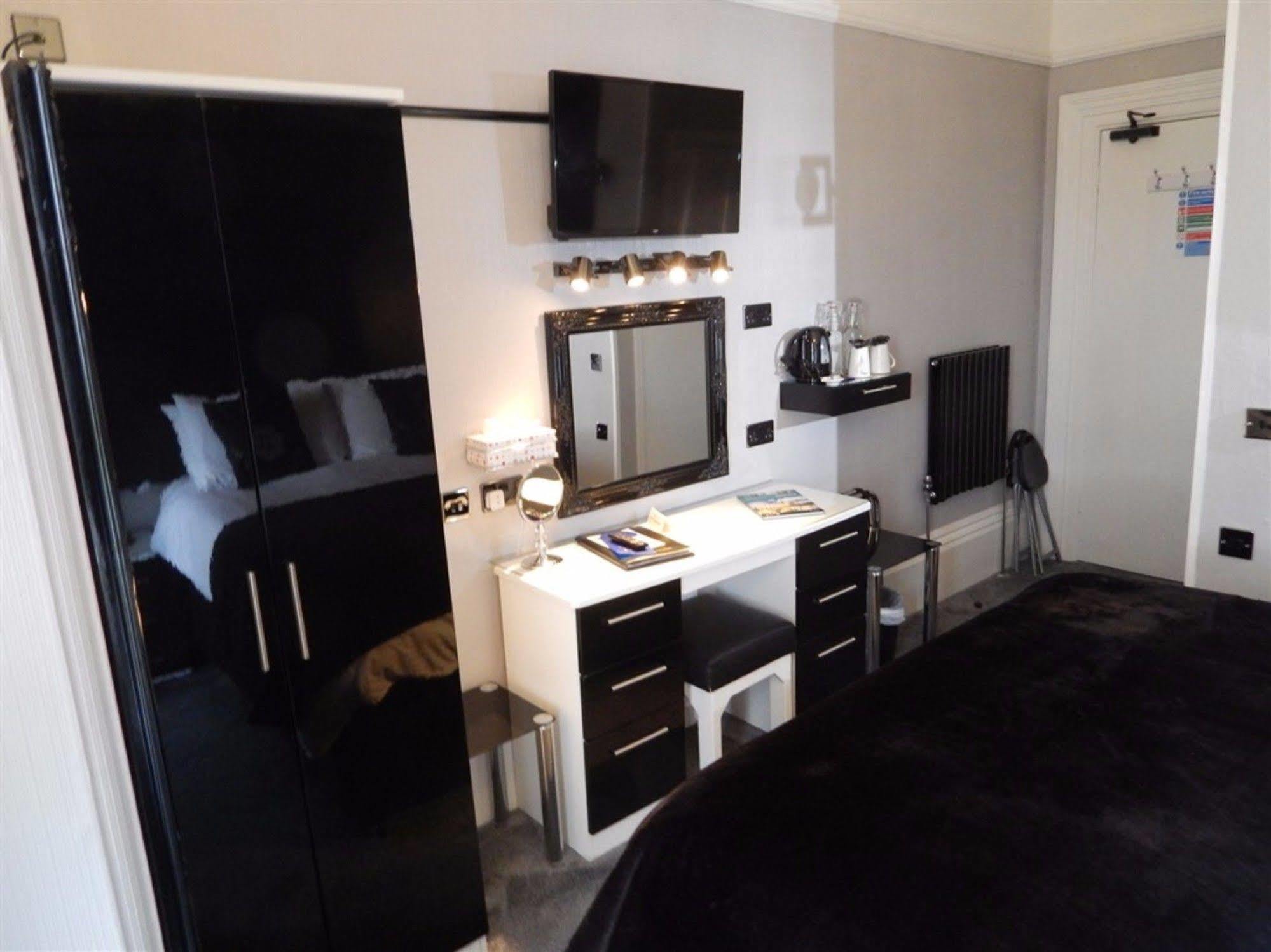 3 Norfolk Square Hotel เกรทยาร์มัธ ภายนอก รูปภาพ